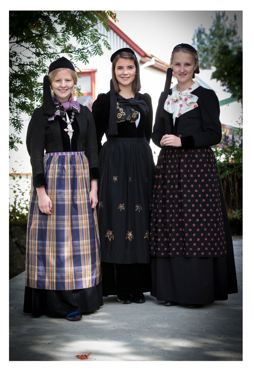 Auður, Hanna Lind og Telma Rún, 19. og 20. aldar peysuföt
