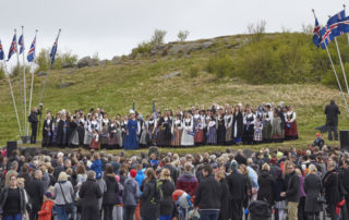 100 fjallkonur í Hafnarfirði 17. júní 2015 á Hamrinum með ávarp fjallkonunnar.