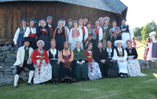 Annríki - Þjóðbúningar og skart á norrænu búningaþingi í Noregi. Glæsilegur hópur fólks í þjóðbúningum, hver frá sínu landi