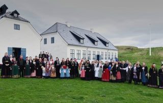 Annríki - Þjóðbúningar og skart. Hópur af fólki í þjóðbúningum frá mismunandi tímabilum. Afmælis- og útskriftarhátíð Annríkis í Viðey 2016.