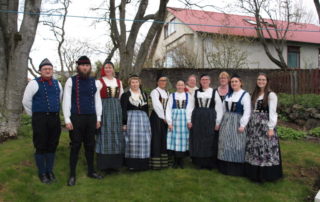 Annríki - Þjóðbúningar og skart. Herrabúningar. Faðir með tvo syni, allir í íslenskum herrabúningum.