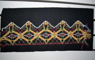 Annríki - Þjóðbúningar og skart. Kniplprufa sem Hildur í Annríki gerði, fjórir litir. Rautt, hvítt, gult og grænt.