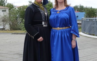 Stúlkur í íslenskum þjóðbúningum