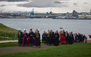 Annríki - Þjóðbúningar og skart. Prúðbúið fólk í íslenskum þjóðbúningum gengur frá höfninni í Viðey að Viðeyjarstofu.