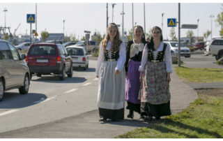 Annríki - Þjóðbúningar og skart. Á göngu í bænum á 17. júní. 20. aldar upphlutir og 20. aldar peysuföt.