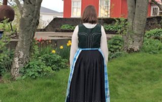 Annríki - Þjóðbúningar og skart. Elínborg Ágústsdóttir í 19. aldar upphlut, sýnir bakhluta