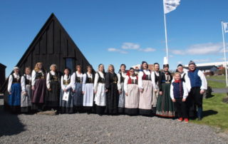 Annríki - Þjóðbúningar og skart. Hópur af fólki í íslenskum búingum.