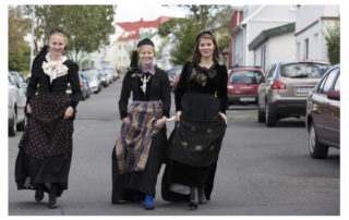 Annríki - Þjóðbúningar og skart. Telma Rún 20. aldar peysuföt, Auður 19. aldar peysuföt, Hanna Lind 20. aldar peysuföt.